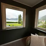 Dom wakacyjny Spacious By The Fjord And Mountains *