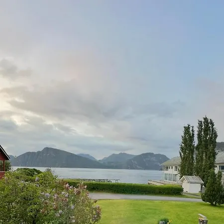 Spacious By The Fjord And Mountains * Mandalen