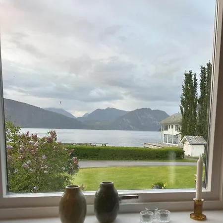 Spacious By The Fjord And Mountains Mandalen