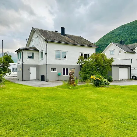 Spacious By The Fjord And Mountains Dom wakacyjny