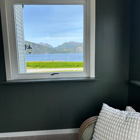 Spacious By The Fjord And Mountains