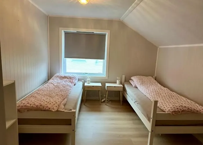 Spacious By The Fjord And Mountains Feriehus *