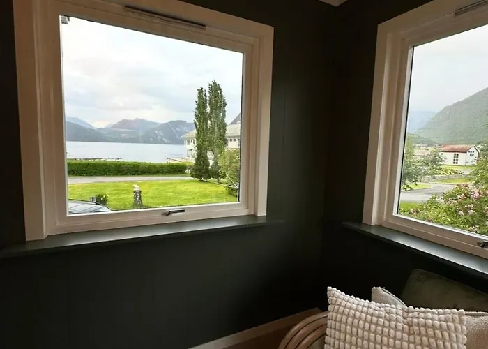 Feriehus Spacious By The Fjord And Mountains *
