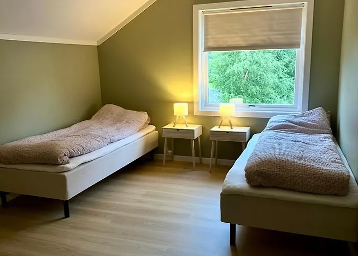 Spacious By The Fjord And Mountains Feriehus