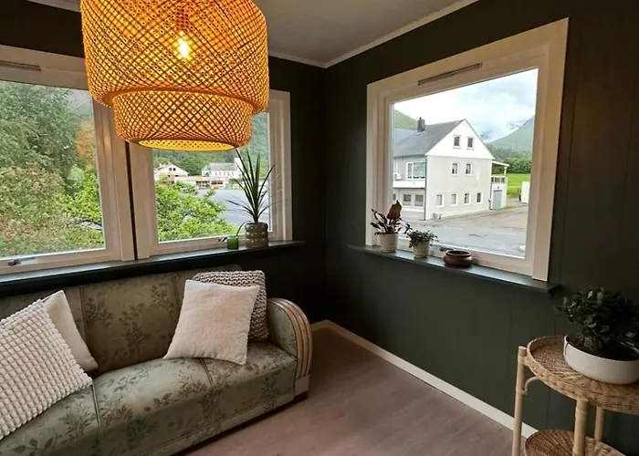 Spacious By The Fjord And Mountains Feriehus Mandalen