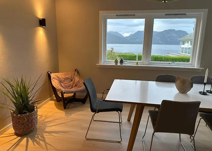 Spacious By The Fjord And Mountains Feriehus