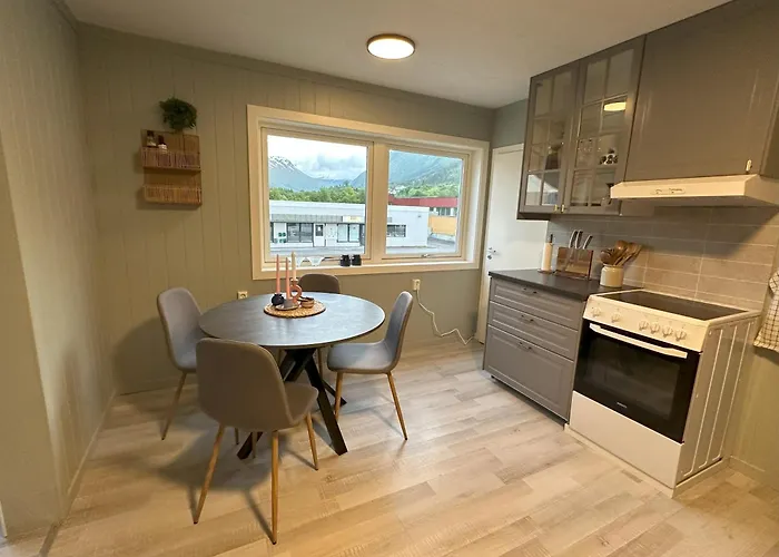 Feriehus Spacious By The Fjord And Mountains Mandalen