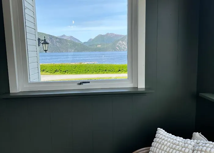 Spacious By The Fjord And Mountains