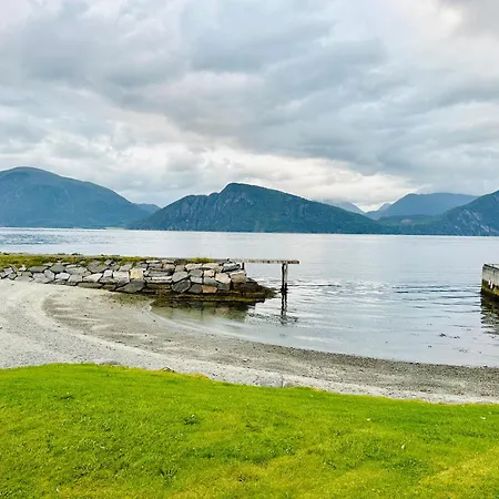 Nyaraló Spacious By The Fjord And Mountains *